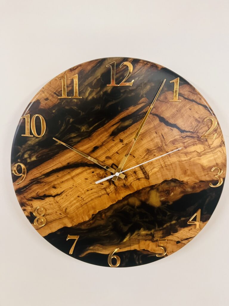 Zegar ścienny z Drewna Oliwnego oraz żywicą epoksydową (40cm)